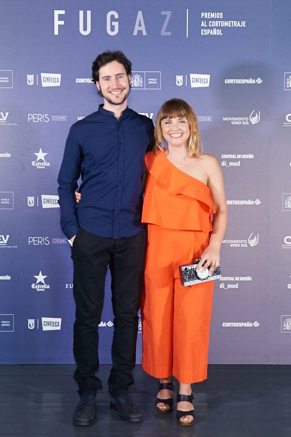 Carlos Blanco Barberà y Paula Pielfort posando frente al Photocall de los Premios Fugaz